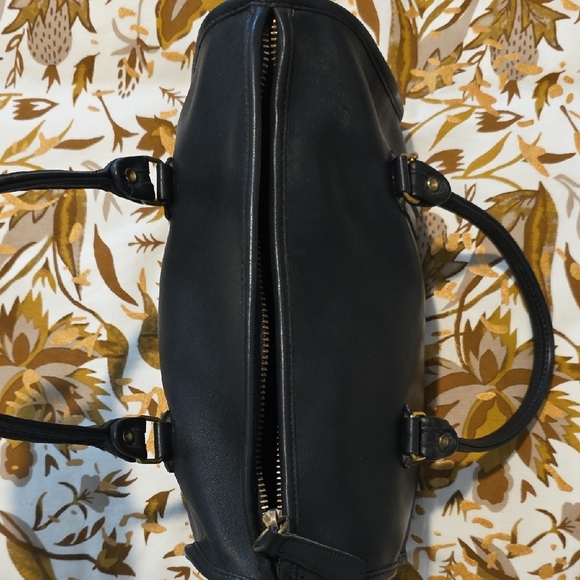 Vintage Coach Madison Black Leather Bag with Gold Zipper - Picture 11 of 11